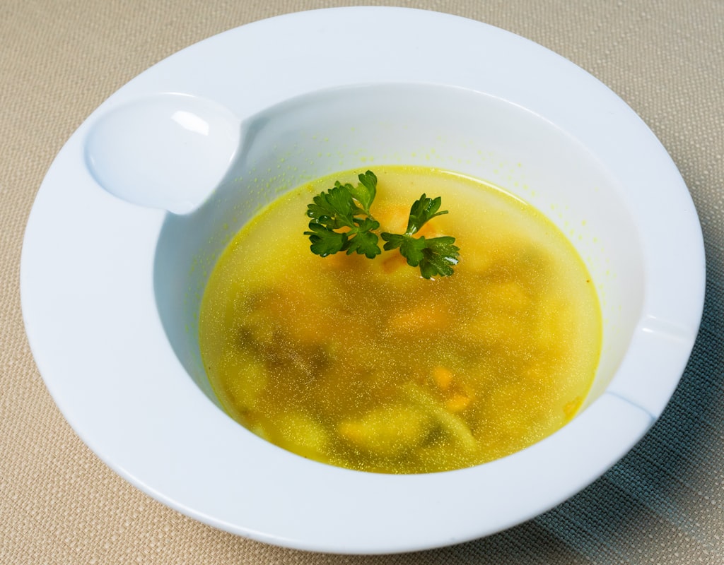 Pieczen drobiowa — tradycyjnie przygotowana kura pieczona